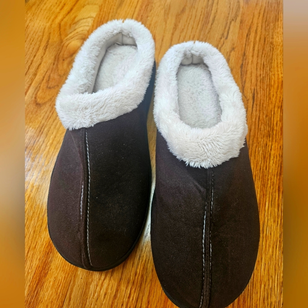 DEARFOAM Cozy Brown Slippers with White Lining